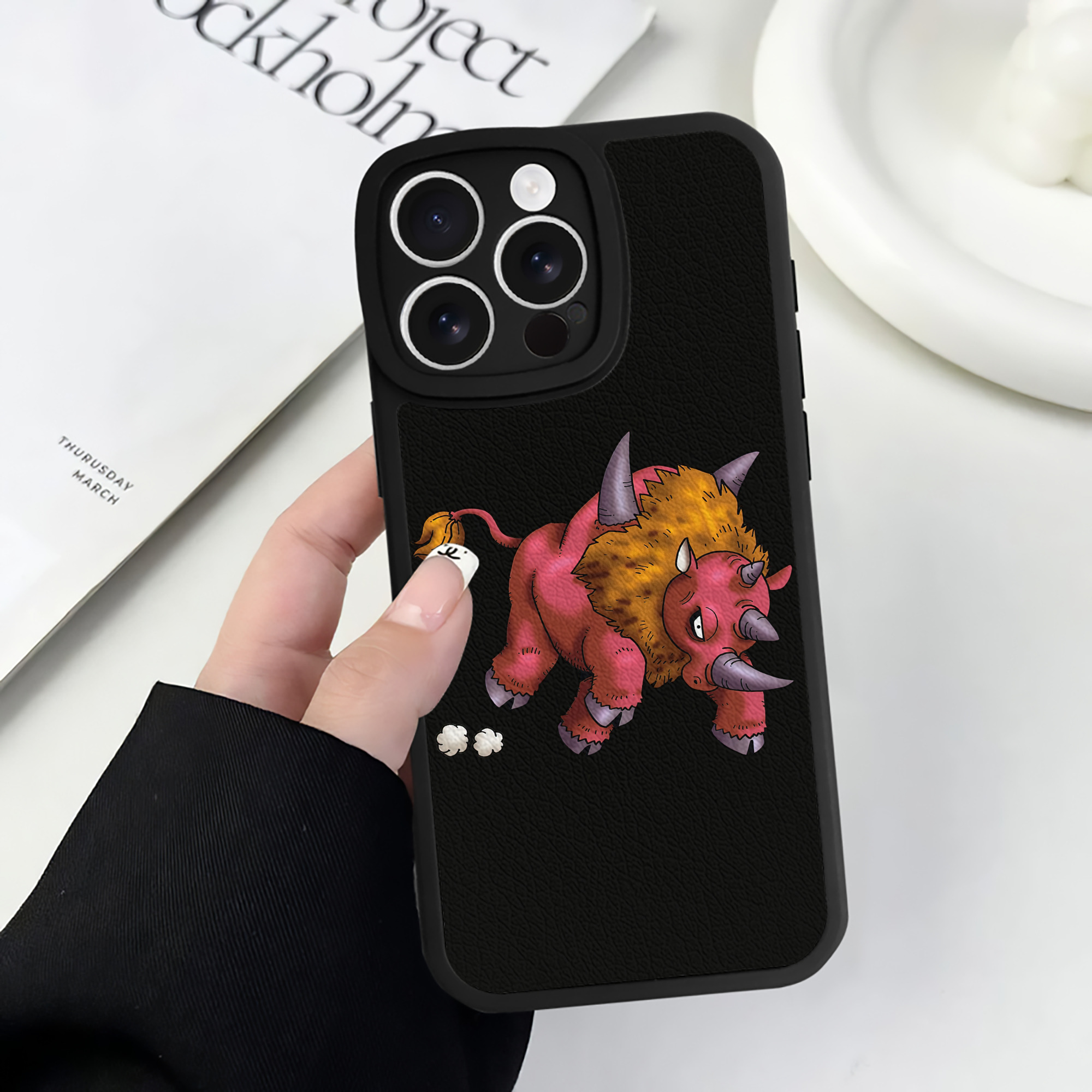 （画像用） ドラゴンクエスト Doragon Kuesuto Dragon Quest 【iPhone 16シリーズ対応】シリコンスマホケース（レザー調） 材質：シリコン